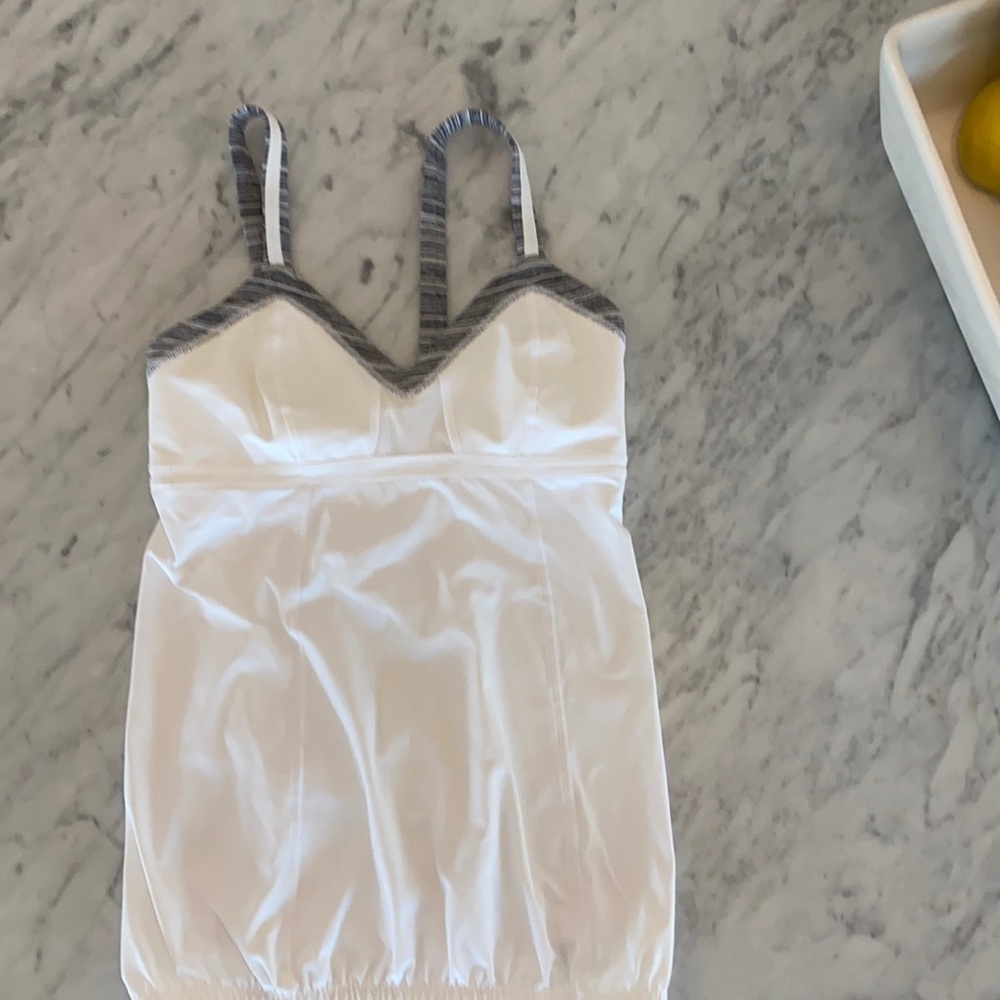 Lululemon white w gray tank. Cinches at waist. Size 6